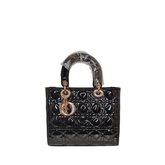 Damen Handtasche trendig & elegant in der Farbe Schwarz Lack