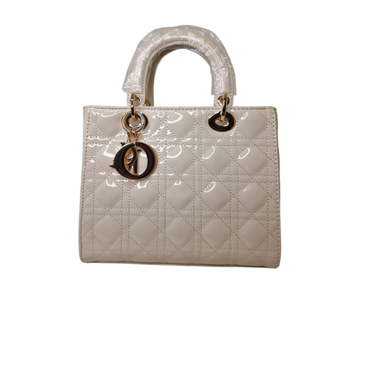 Damen Handtasche trendig & elegant in der Farbe Beige Lack